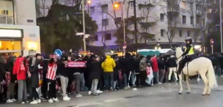 馬競球迷進(jìn)入伯納烏時向人群投擲雜物，導(dǎo)致安保對其進(jìn)行脫鞋檢查