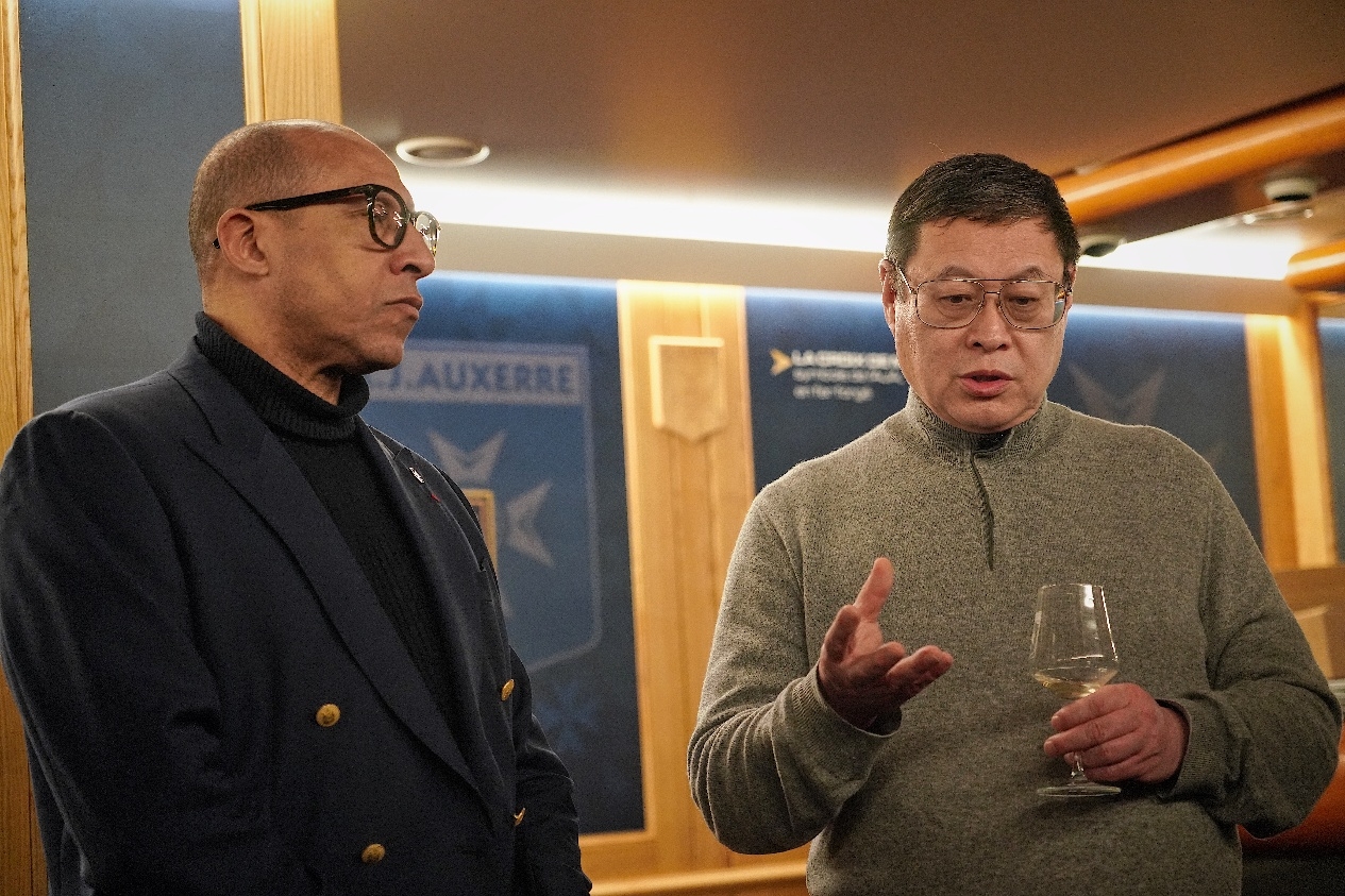 法國足協(xié)主席迪亞洛做客歐塞爾，并與董事會(huì)主席周云杰會(huì)晤