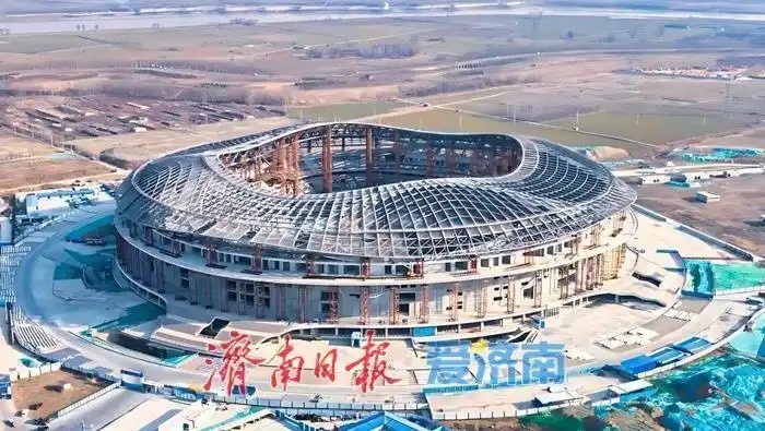 魯媒：戴上1.6萬噸“鋼鐵巨冠”，黃河體育中心球場完成屋蓋施工