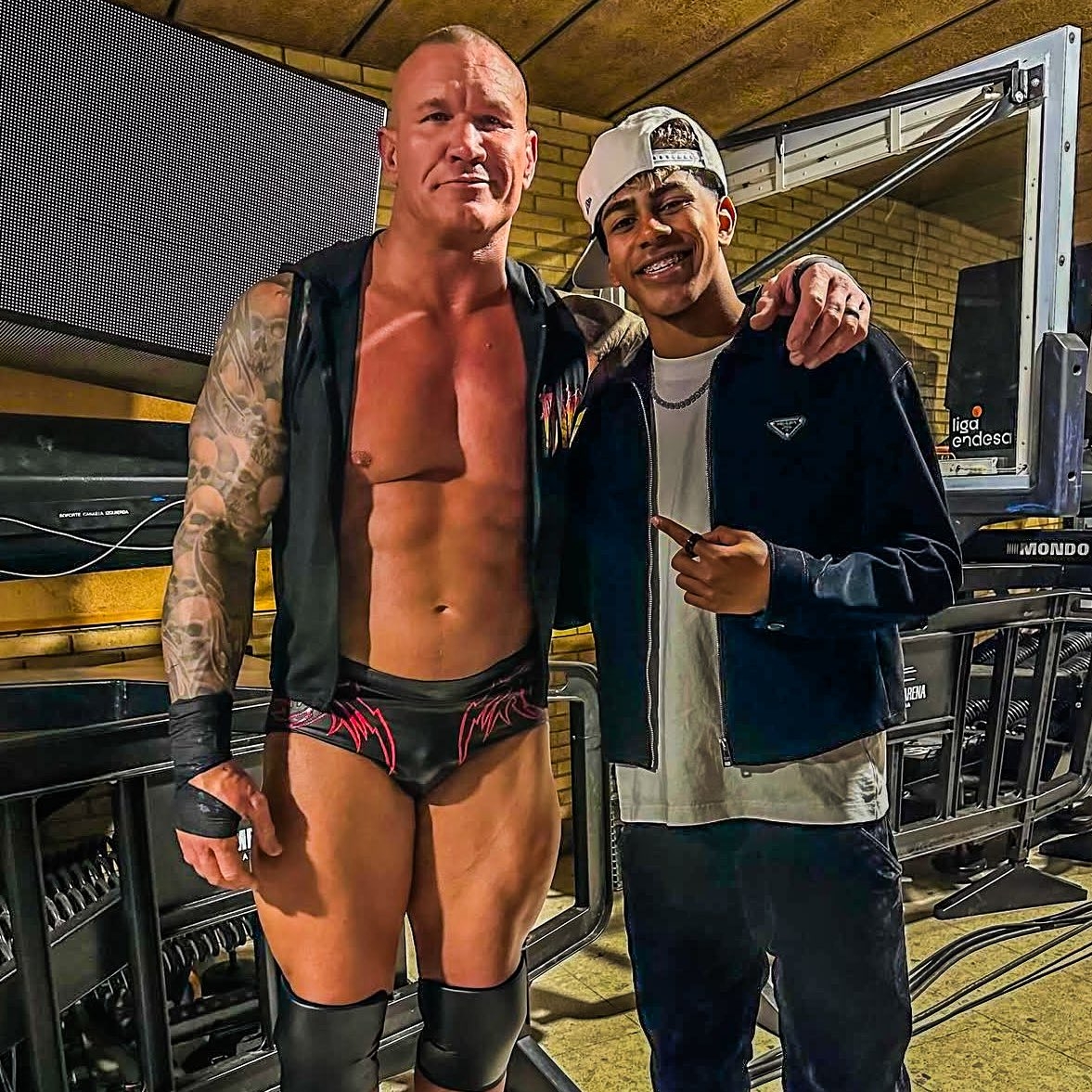 小心RKO！亞馬爾現(xiàn)場觀戰(zhàn)WWE，和奧爾頓、Triple H等合影