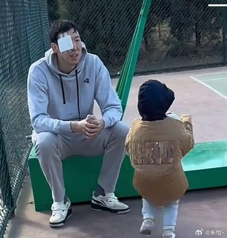 顧家好男人！記者曬出周琦手術(shù)后回歸家庭帶娃照片