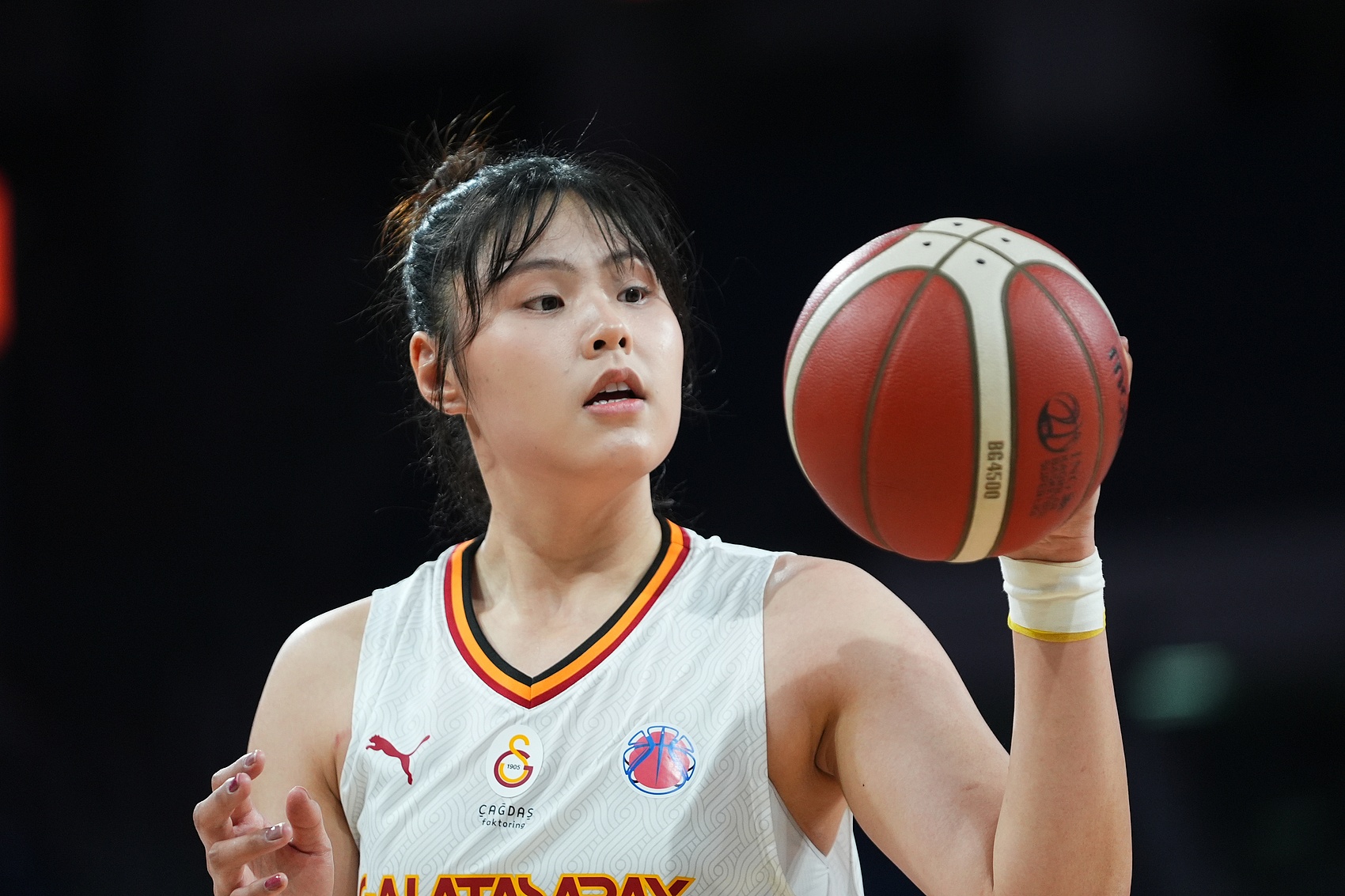 穩(wěn)定高效！李月汝9中6得到18分10板1助2斷1帽 罰球6中6
